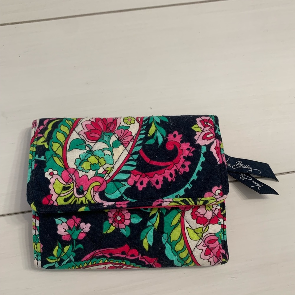 vera bradley wallet!! i’m good condition and has tons of pockets